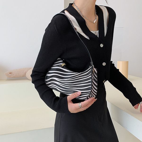 autumn fashion bag women's korean version small fresh portable shoulder simple leisure cow pattern armpit tide, Black;red
autumn fashion bag women's korean version small fresh portable shoulder simple leisure cow pattern armpit tide, Black;red