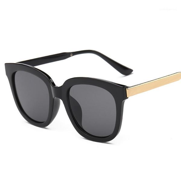 v-shaped, square-framed sunglasses for fashion stars in a colorful, reflective shade, White;black
v-shaped, square-framed sunglasses for fashion stars in a colorful, reflective shade, White;black