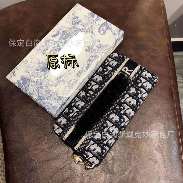 handbag new pattern canvas embroidery long wallet card zipper simple fashion hand bag belt box, Red;black
handbag new pattern canvas embroidery long wallet card zipper simple fashion hand bag belt box, Red;black