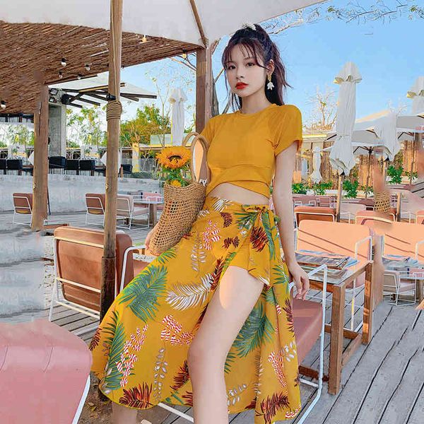 female 2021 one-piece bikini bathing spring swimsuit looks thin and covers the belly, Black;white
female 2021 one-piece bikini bathing spring swimsuit looks thin and covers the belly, Black;white