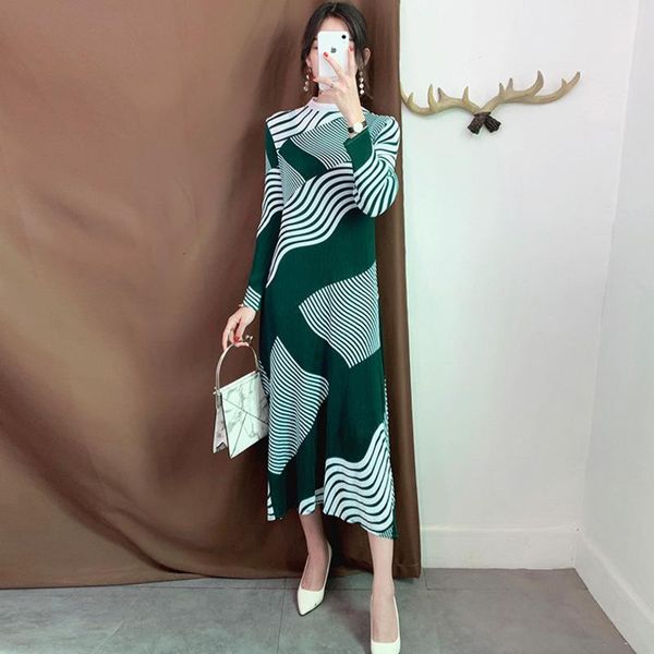 fashion tide autumn pleated vintage women clothes round neck pullover striped printed stand collar full sleeves dress wj2591 casual dresses, Black;gray
fashion tide autumn pleated vintage women clothes round neck pullover striped printed stand collar full sleeves dress wj2591 casual dresses, Black;gray