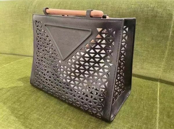 fashion leisure temperament hollow out handbag leather button sewing tote party women's large capacity 29 long, 16wide and 37 cm high q
fashion leisure temperament hollow out handbag leather button sewing tote party women's large capacity 29 long, 16wide and 37 cm high q