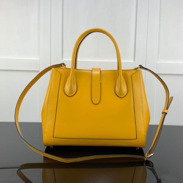 evening bags luxury big-name women's bag simple one-shoulder messenger temperament fashion large-capacity lock handbag
evening bags luxury big-name women's bag simple one-shoulder messenger temperament fashion large-capacity lock handbag