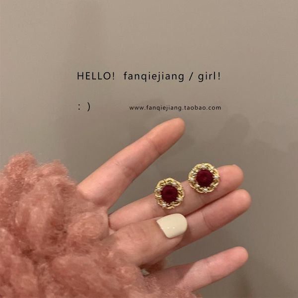 stud 2021 retro temperament velvet wine red earrings s925 female niche design sense geometric party jewelry, Golden;silver
stud 2021 retro temperament velvet wine red earrings s925 female niche design sense geometric party jewelry, Golden;silver