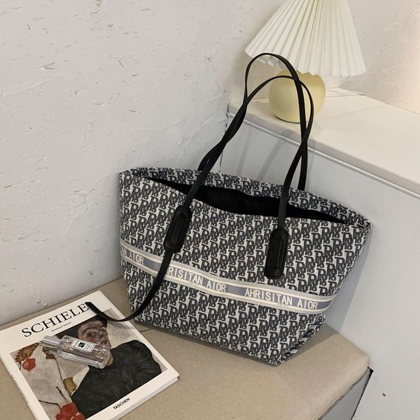 simple large capacity bag women's new fashion versatile canvas shoulder carrying handbags premium
simple large capacity bag women's new fashion versatile canvas shoulder carrying handbags premium