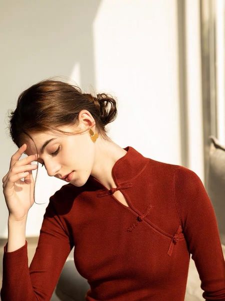 ethnic clothing 2021 style knitted stand collar seven point sleeve medium long slim fitting red black cheongsam autumn and winter
ethnic clothing 2021 style knitted stand collar seven point sleeve medium long slim fitting red black cheongsam autumn and winter