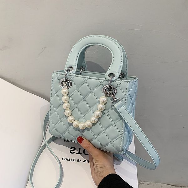 2021 summer new fashion simple women's one shoulder portable princess of wales bag lingge solid color temperament pearl messenger
2021 summer new fashion simple women's one shoulder portable princess of wales bag lingge solid color temperament pearl messenger
