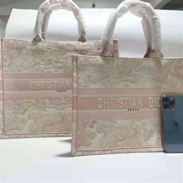 handbag christian 2021 trendy new bag zoo series women's single shoulder carrying canvas tote tiger three dimensional embroidery hileng
handbag christian 2021 trendy new bag zoo series women's single shoulder carrying canvas tote tiger three dimensional embroidery hileng