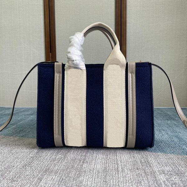 printed webbing large capacity handbag shopping bags recycled felt splicing smooth calf leather tote bag one shoulder handbags autumn and wi
printed webbing large capacity handbag shopping bags recycled felt splicing smooth calf leather tote bag one shoulder handbags autumn and wi