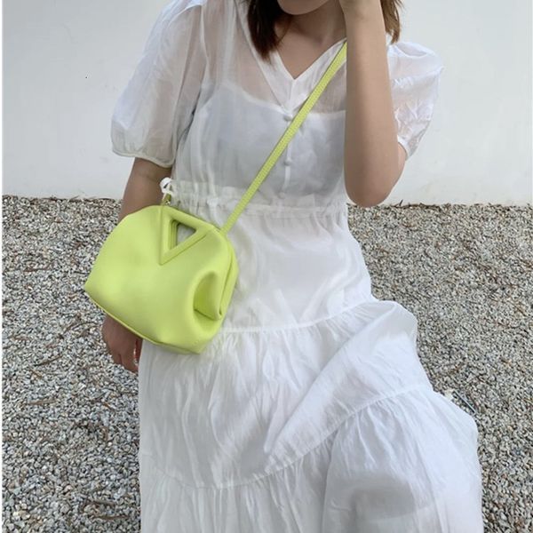 2021 new cowhide inverted triangle clip bag candy color cloud one shoulder slanting cross hand carrying women's
2021 new cowhide inverted triangle clip bag candy color cloud one shoulder slanting cross hand carrying women's