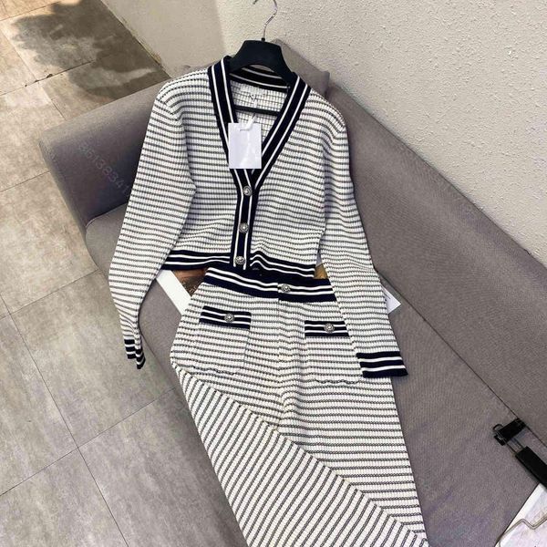 designer kint set sweaters high-end long sleeve jacket star street shoot wool sweater casual outfit button-decorated loose wide-leg pants, White
designer kint set sweaters high-end long sleeve jacket star street shoot wool sweater casual outfit button-decorated loose wide-leg pants, White