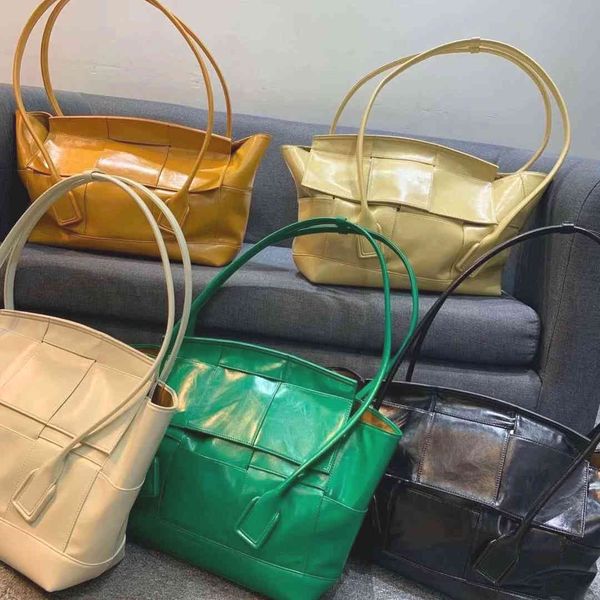 2021 new oil wax leather tote bag arco56 large cross body woven wing shopping bag crossbow bag
2021 new oil wax leather tote bag arco56 large cross body woven wing shopping bag crossbow bag