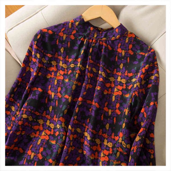 blouses purple color matching and printing long-sleeved t-shirt women's silk stand collar high-end autumn style, White
blouses purple color matching and printing long-sleeved t-shirt women's silk stand collar high-end autumn style, White