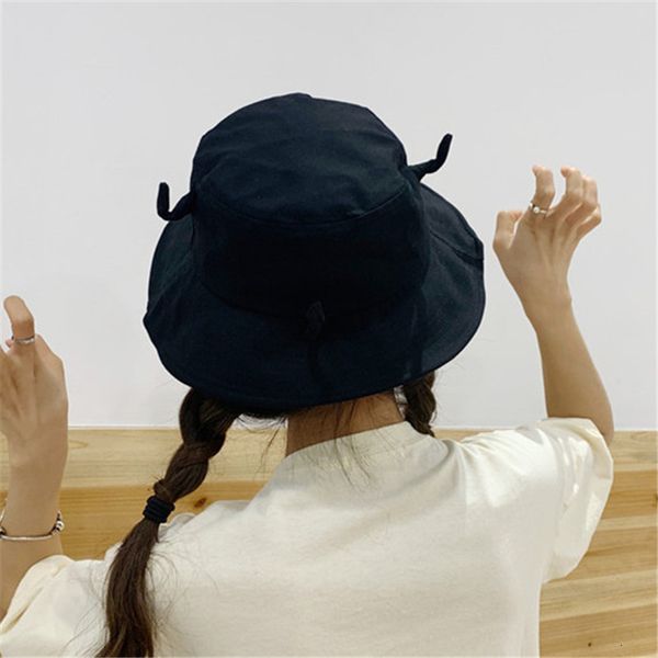 hat girl learns sunscreen and sunshade in summer, Black;white
hat girl learns sunscreen and sunshade in summer, Black;white