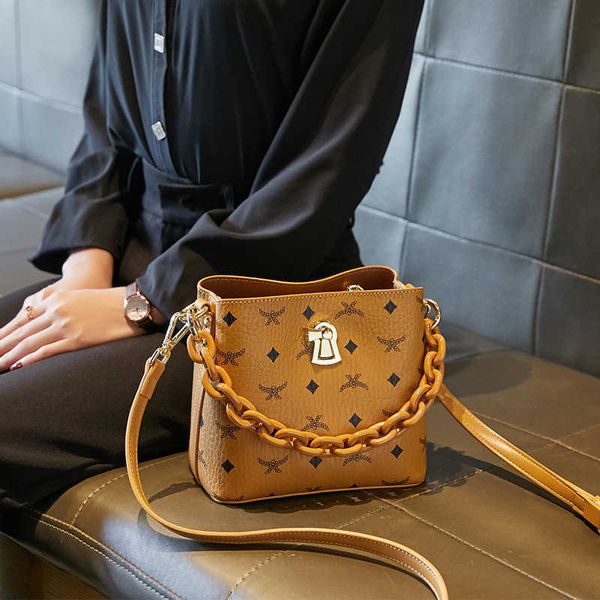 new 2021 summer trend fashion high-end luxury women's single shoulder messenger bucket bag
new 2021 summer trend fashion high-end luxury women's single shoulder messenger bucket bag