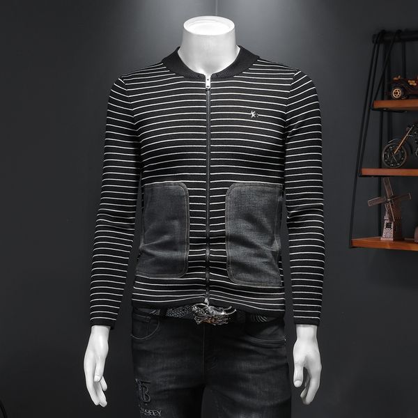 2022 autumn and winter men's new knitted striped sweaters youthful fashion personality embroidery printed woolen cardigan, White;black
2022 autumn and winter men's new knitted striped sweaters youthful fashion personality embroidery printed woolen cardigan, White;black