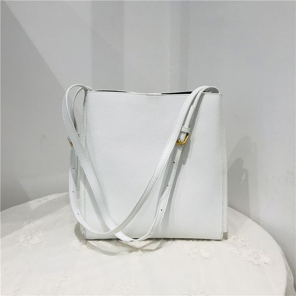 2021 new high capacity tote bag contrast bucket bag classic simple single shoulder messenger portable women s luxury designer
2021 new high capacity tote bag contrast bucket bag classic simple single shoulder messenger portable women s luxury designer