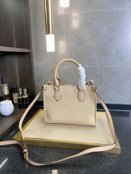 classic fashion buckles one shoulder inclined bag leather fusion silky texture and texture of luxury goods
classic fashion buckles one shoulder inclined bag leather fusion silky texture and texture of luxury goods