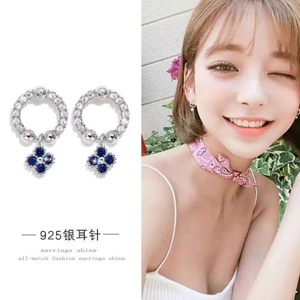 2019 creative new four leaf grass simple silver needle earrings, female korean version, personalized small hollow out round, Black
2019 creative new four leaf grass simple silver needle earrings, female korean version, personalized small hollow out round, Black