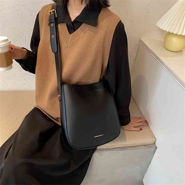 korean leisure large capacity bucket women's 2021 new fashion simple texture messenger bag
korean leisure large capacity bucket women's 2021 new fashion simple texture messenger bag