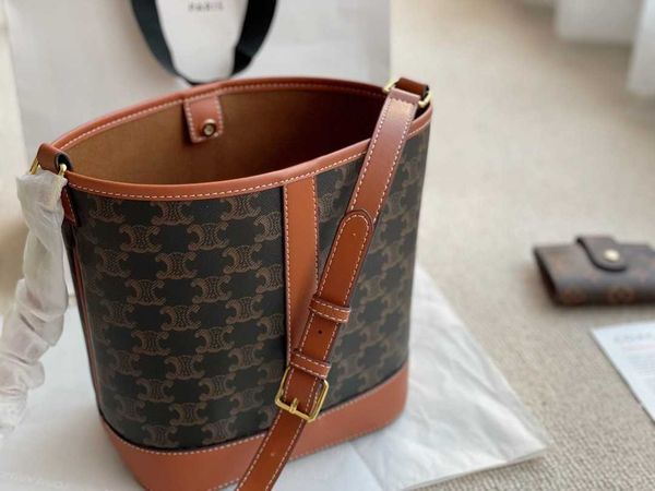wholesale wholesale 2021 triumphal flower shopping arch old commuting new bag large capacity one shoulder cross carrying leather bucket bag
wholesale wholesale 2021 triumphal flower shopping arch old commuting new bag large capacity one shoulder cross carrying leather bucket bag