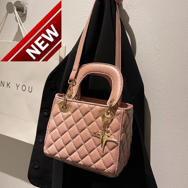 net red texture small women's 2022 winter new fashion solid color portable single shoulder bag messenger princess
net red texture small women's 2022 winter new fashion solid color portable single shoulder bag messenger princess