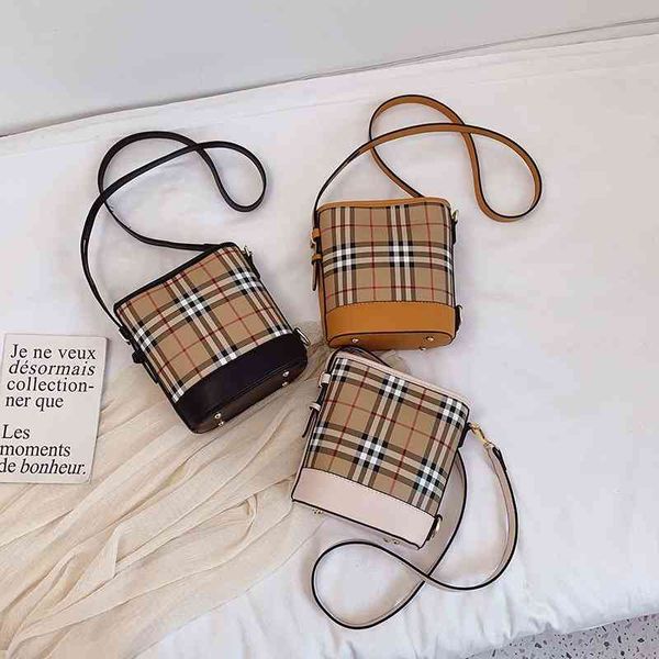 handbag south korea east gate b home lattice bucket bag 2021 fashion net red one shoulder large capacity slant span female, Black;red
handbag south korea east gate b home lattice bucket bag 2021 fashion net red one shoulder large capacity slant span female, Black;red
