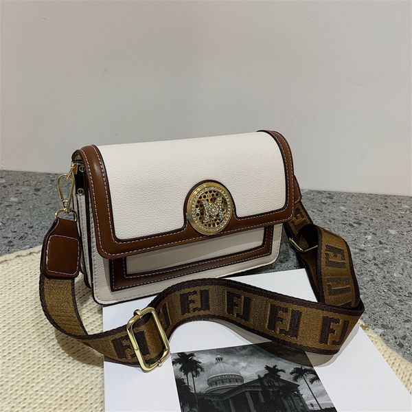 this year's popular new women's autumn and winter live fashion messenger versatile one shoulder small square bag
this year's popular new women's autumn and winter live fashion messenger versatile one shoulder small square bag