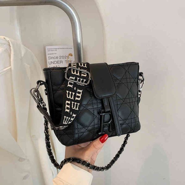 2022 latest models handbag wholesale fashion summer large capacity bucket knitted wide shoulder belt women's bag
2022 latest models handbag wholesale fashion summer large capacity bucket knitted wide shoulder belt women's bag