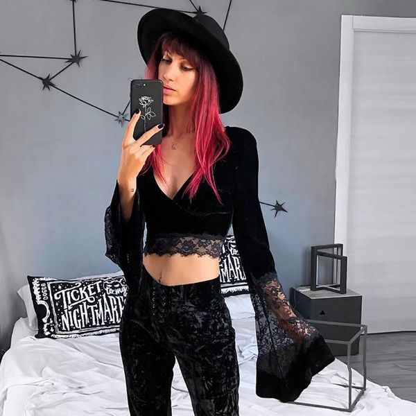 jiezuofang goth women crop flare long sleeve lace hollow out black t-shirt gothic retro female v-neck elegant top, White
jiezuofang goth women crop flare long sleeve lace hollow out black t-shirt gothic retro female v-neck elegant top, White