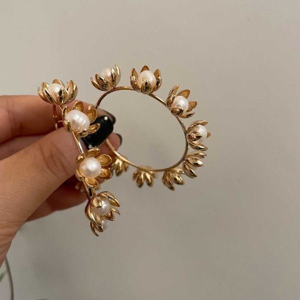 202 pearl flower c circle large circle earrings with good personality and super fairy earrings s925 silver needle female c4-7
202 pearl flower c circle large circle earrings with good personality and super fairy earrings s925 silver needle female c4-7