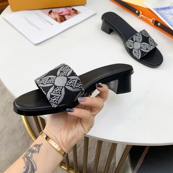 2021 3 colors women slippers womens luxurys designers low slides ladies flip flops sandals silde with box size 35-41, Black
2021 3 colors women slippers womens luxurys designers low slides ladies flip flops sandals silde with box size 35-41, Black