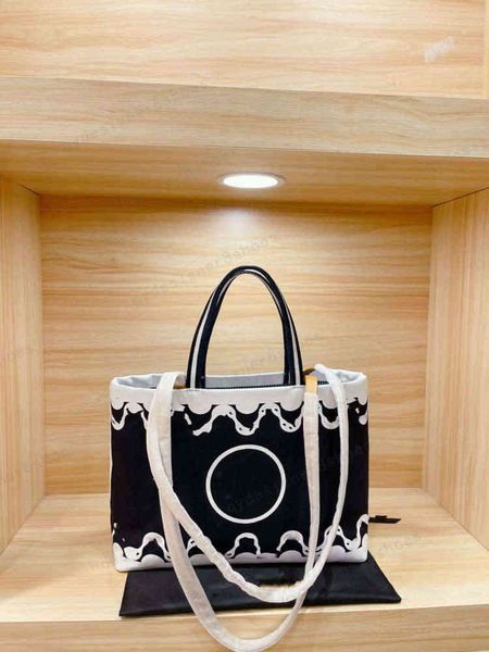 2021 women's spring and summer navy blue striped beach bag portable shopping bag size 35*25cm
2021 women's spring and summer navy blue striped beach bag portable shopping bag size 35*25cm