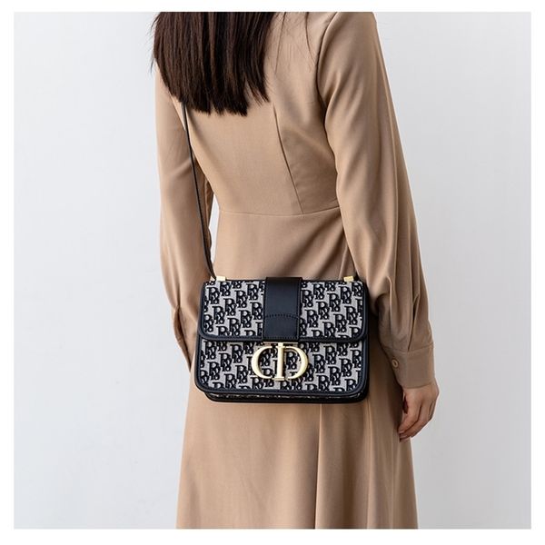 2021 new embroidery small square versatile fashion trend bag, women's wide belt canvas one shoulder messenger bag
2021 new embroidery small square versatile fashion trend bag, women's wide belt canvas one shoulder messenger bag