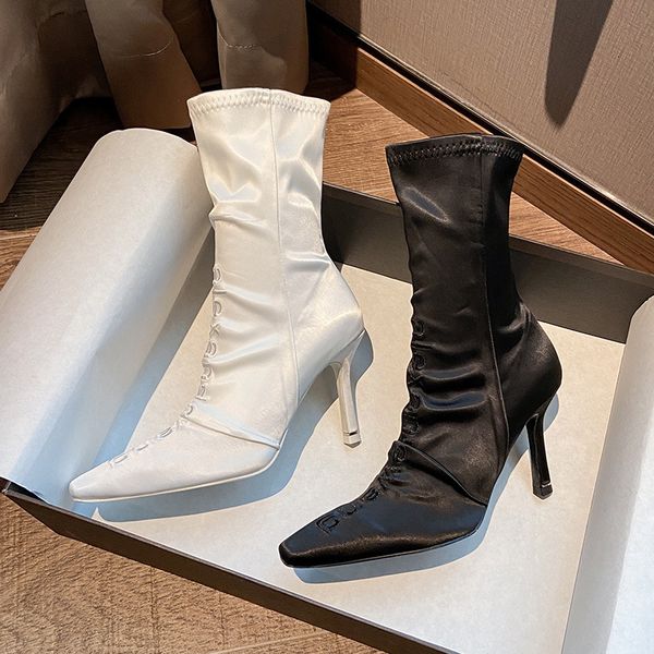 2021 king's letter embroidered socks thin middle tube small square head high heel short boot's spring and autumn, Black
2021 king's letter embroidered socks thin middle tube small square head high heel short boot's spring and autumn, Black