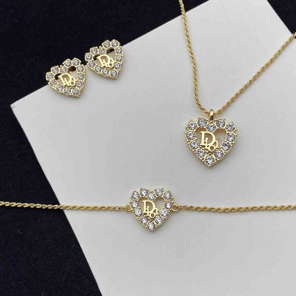 luxury earrings fashion designer jewelry d family / di full diamond peach heart set necklace bracelet with the same temperament of street sh, Golden
luxury earrings fashion designer jewelry d family / di full diamond peach heart set necklace bracelet with the same temperament of street sh, Golden