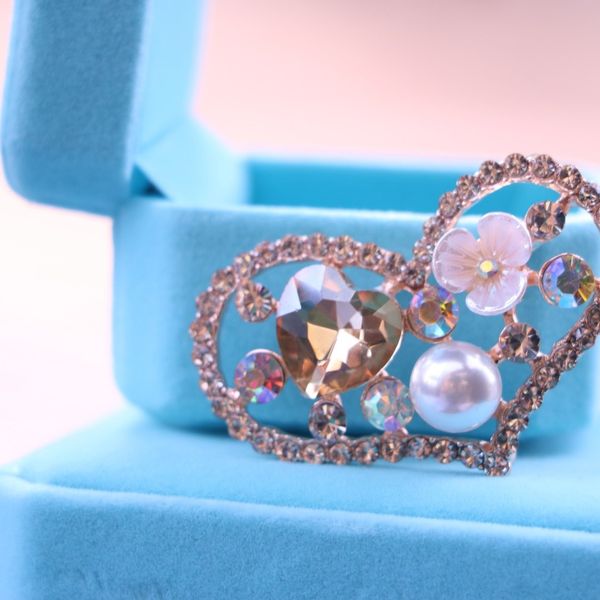 2021 heart shape 3d diamond pearl brooch exquisite love design fashion jewelry, Gray
2021 heart shape 3d diamond pearl brooch exquisite love design fashion jewelry, Gray