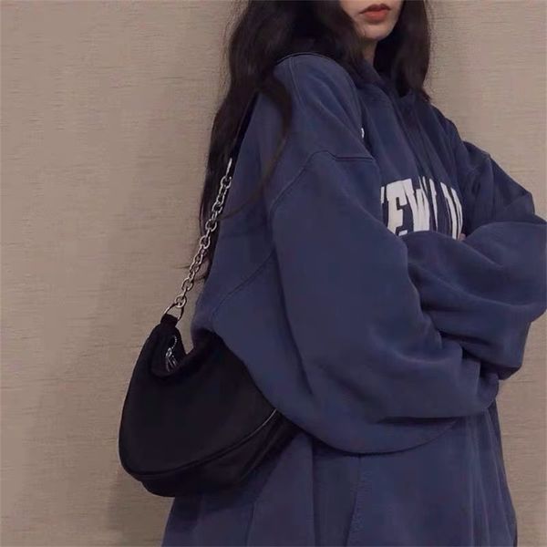 simple cold wind new moon in spring and summer 2020 daily black chain armpit staff one shoulder bag girl
simple cold wind new moon in spring and summer 2020 daily black chain armpit staff one shoulder bag girl