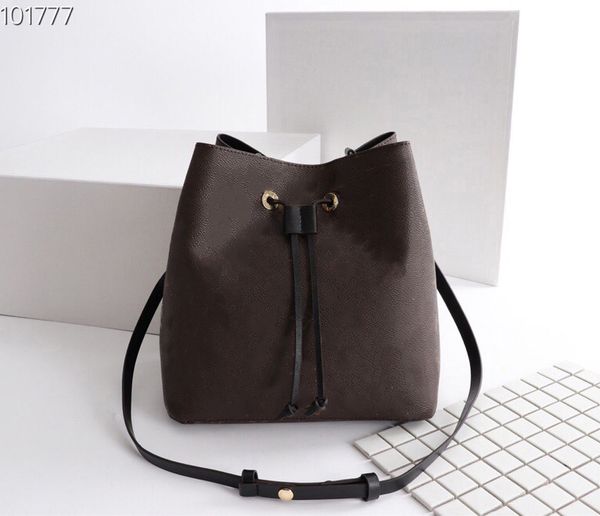 designer lady cross-body bag evening bags luxury leather one-shoulder chain handbag cover classic fashion letter flower pattern size 26-22-2
designer lady cross-body bag evening bags luxury leather one-shoulder chain handbag cover classic fashion letter flower pattern size 26-22-2