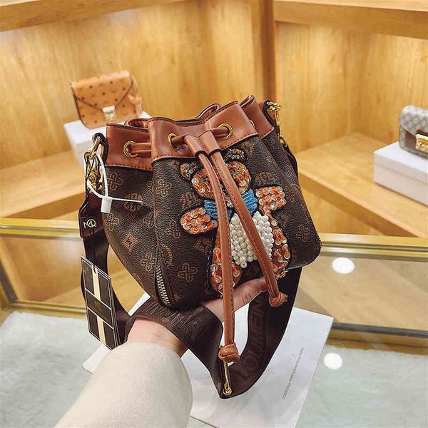 2022 latest handbag factory store on pearl sequin spell bear cute draw bucket single shoulder messenger color women's
2022 latest handbag factory store on pearl sequin spell bear cute draw bucket single shoulder messenger color women's