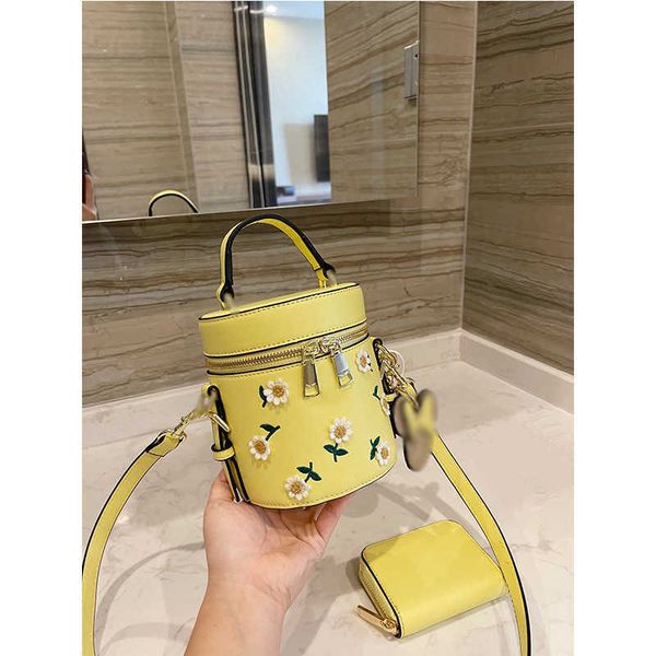 version new small daisy koujiagao series qingtian girl one shoulder portable bucket bag women luxurys designers bags
version new small daisy koujiagao series qingtian girl one shoulder portable bucket bag women luxurys designers bags