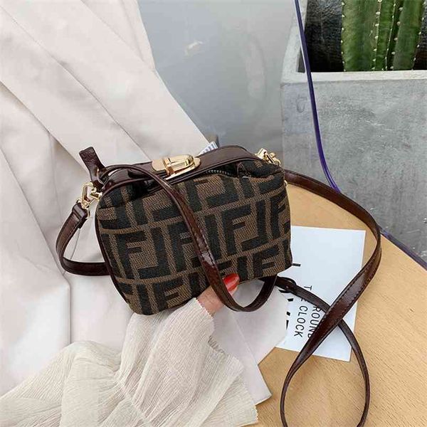 2021 f bag women's leisure fashion trend versatile pillow mini one shoulder messenger bag luxuryss designerss yw
2021 f bag women's leisure fashion trend versatile pillow mini one shoulder messenger bag luxuryss designerss yw