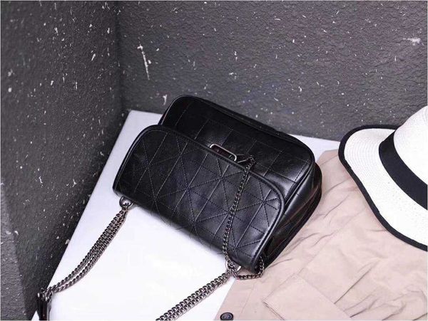 designer luxury bag design hand z home wandering hands new 2019 rhombic chain shoulder oil wax rock soft messeng women's leather handba, Red;black
designer luxury bag design hand z home wandering hands new 2019 rhombic chain shoulder oil wax rock soft messeng women's leather handba, Red;black