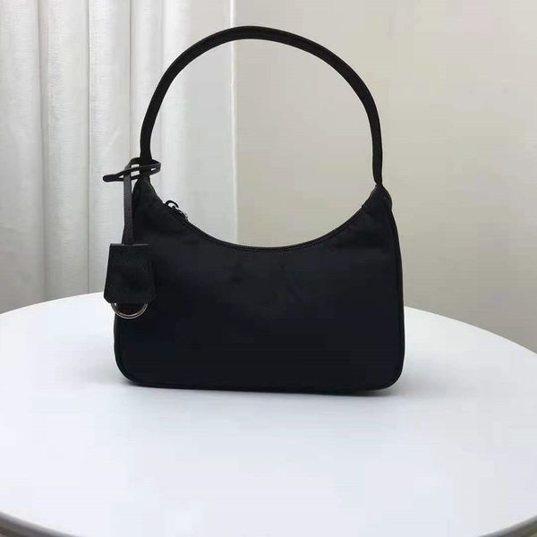 underarm bag, triangle label, summer girls, one-shoulder messenger dual-use, nylon surface waterproof material
underarm bag, triangle label, summer girls, one-shoulder messenger dual-use, nylon surface waterproof material