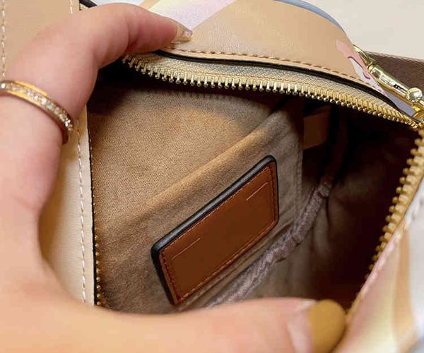 2021 luxury round cake bag women's brand designer fashion lipstick mobile phone zero wallet size 17*17
2021 luxury round cake bag women's brand designer fashion lipstick mobile phone zero wallet size 17*17