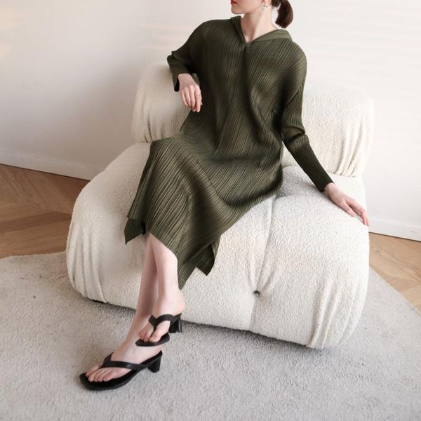 casual dresses autumn/spring product manufacturers directly supply 2021 miyake pleated temperament fashion hoodie long-sleeve dress, Black;gray 
casual dresses autumn/spring product manufacturers directly supply 2021 miyake pleated temperament fashion hoodie long-sleeve dress, Black;gray