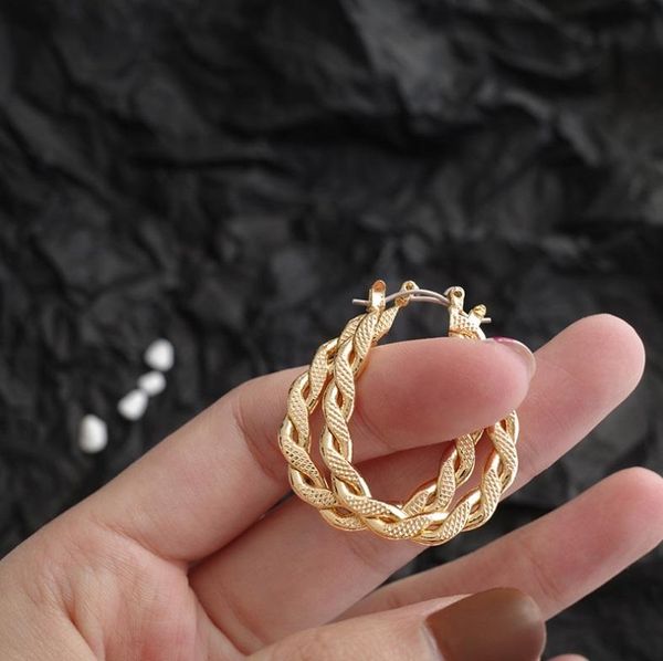 trendy hollow twist hoop earrings temperament simple design circle statement jewelry metal geometric fashion & huggie, Golden;silver
trendy hollow twist hoop earrings temperament simple design circle statement jewelry metal geometric fashion & huggie, Golden;silver