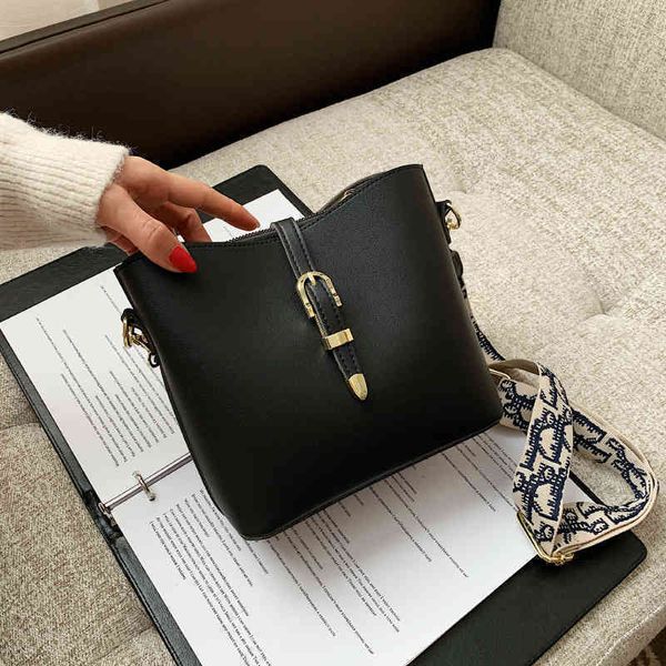 2022 latest models handbag wholesale qiudong large capacity fashion one shoulder women's versatile bucket
2022 latest models handbag wholesale qiudong large capacity fashion one shoulder women's versatile bucket