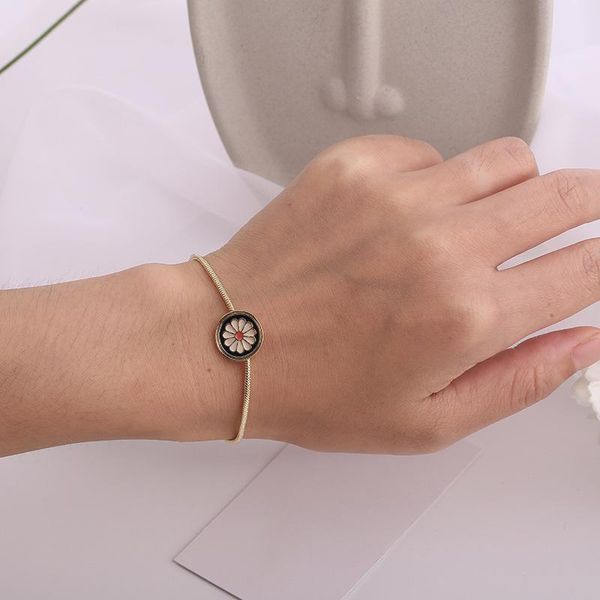charm bracelets 1pcs fashion vintage enamel daisy flower hand cuff link chain bracelet bangle for women snake jewelry, Golden;silver 
charm bracelets 1pcs fashion vintage enamel daisy flower hand cuff link chain bracelet bangle for women snake jewelry, Golden;silver