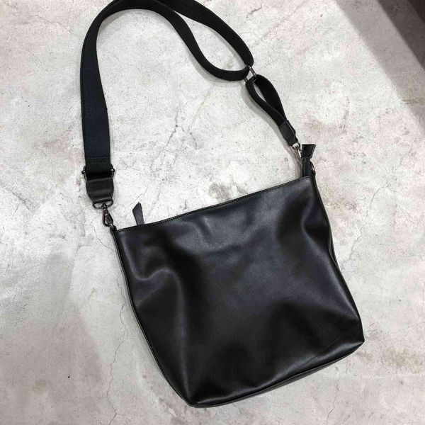 handmade leather single shoulder bag with leather head, slant span porter bag, women's style
handmade leather single shoulder bag with leather head, slant span porter bag, women's style